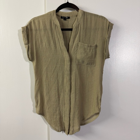 Button Down Slit Back Top - Picture 3 of 4